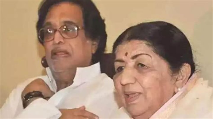 Adinath Mangeshkar with his mother and wife