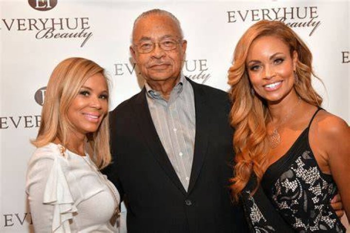 Gizelle with her dad Curtis Graves and daughters