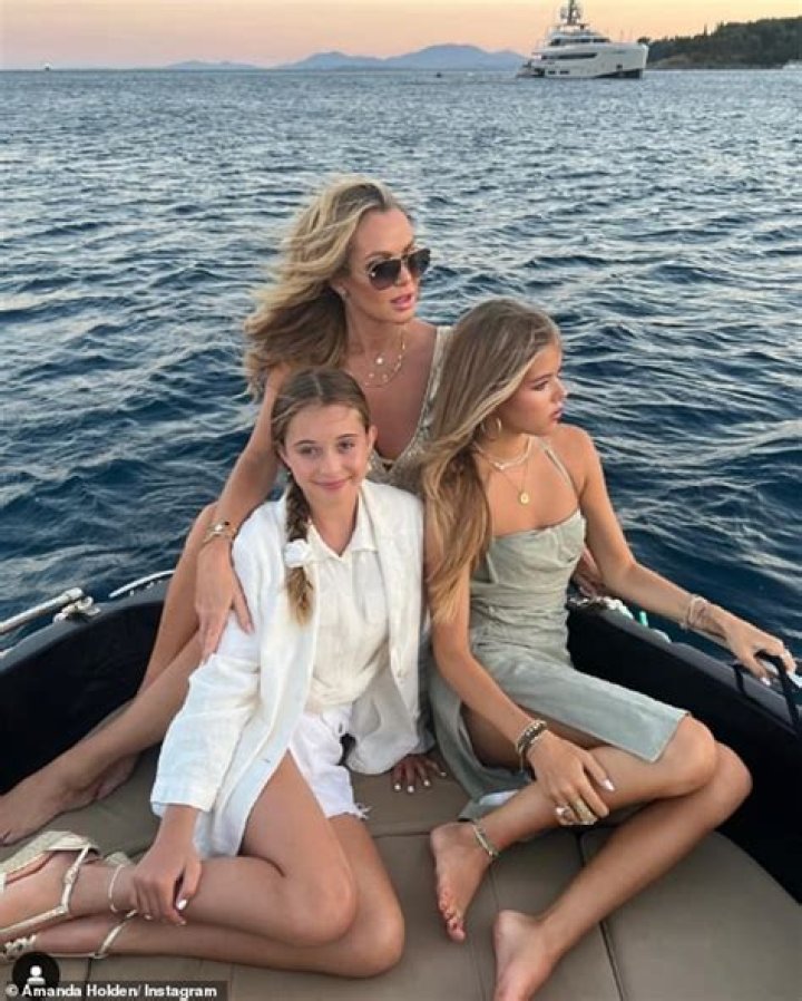 Holly janes with her daughters