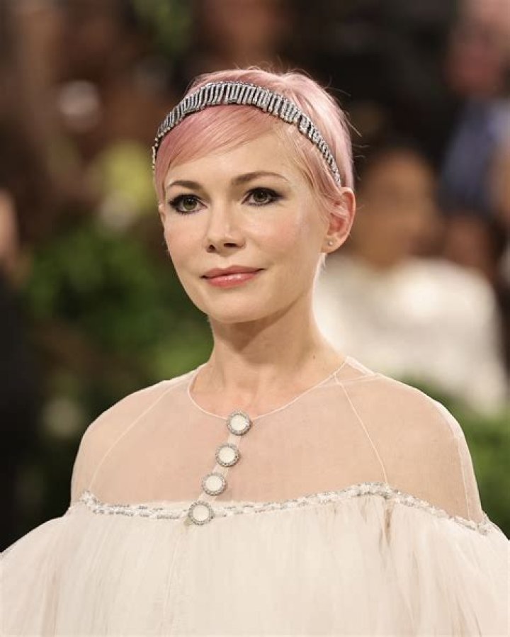 How tall is Michelle Williams