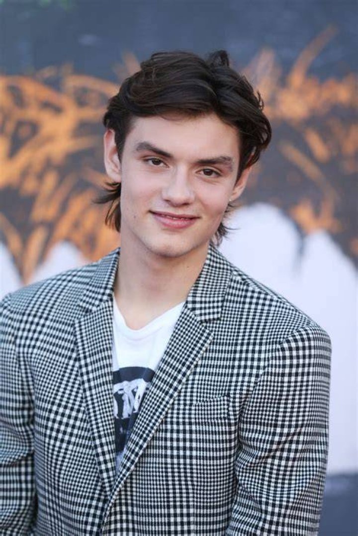 Louis Partridge Birthday, Age & Zodiac Sign