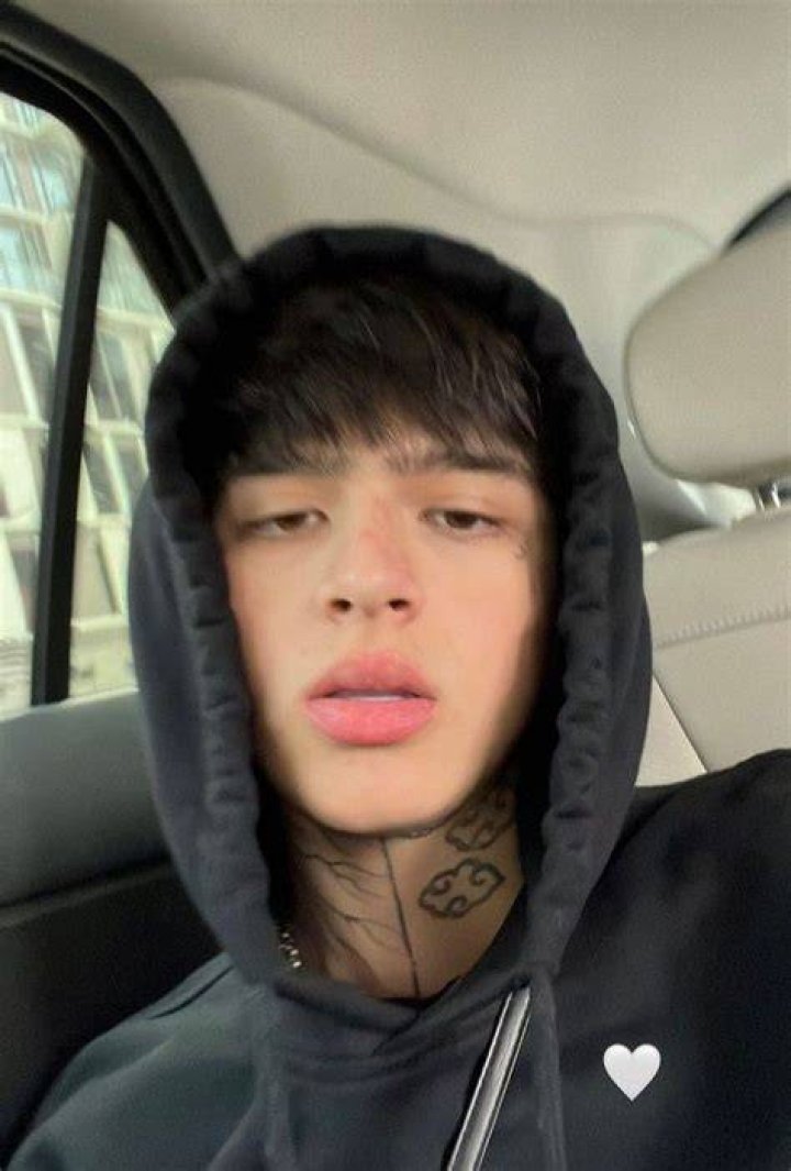 Max Valenzuela has four sibling sisters Josefa, Florencia, Aris & Taylor