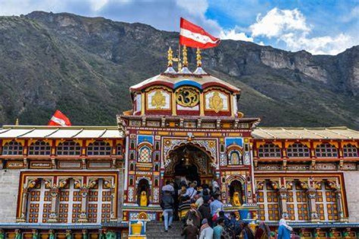 Pawandeep Rajan at Badrinath Temple with friends
