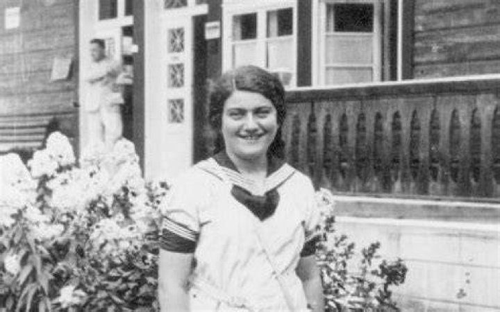 Renia Spiegel Smiling