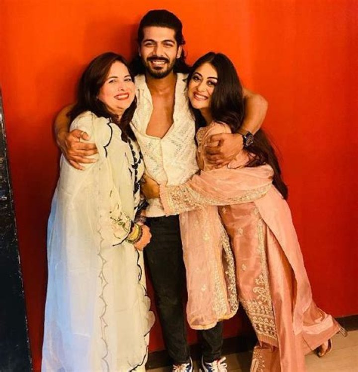 Sheezan Khan with his mother and sister